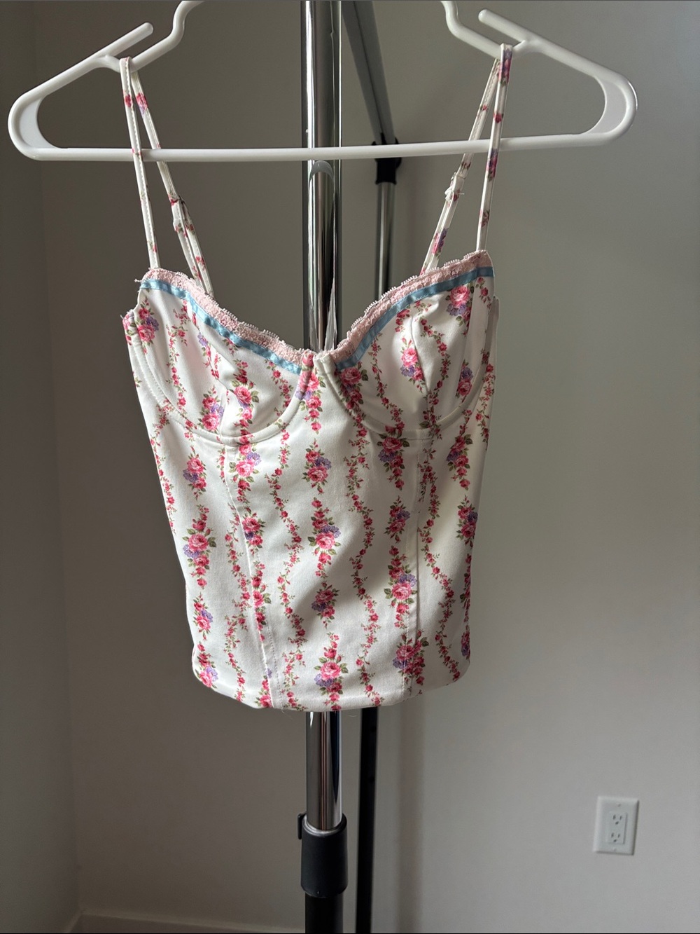Edikted White Floral Lace-Trim Bustier Cami with Pink Roses